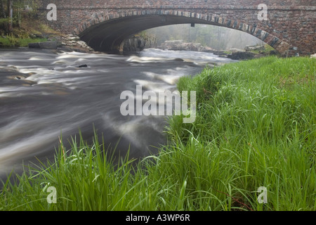 Un pont de pierre enjambe la rivière à l'Eau Claire de l'Eau Claire de Dell River County Park de Marathon County Wisconsin Banque D'Images