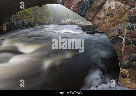 Un pont de pierre enjambe la rivière à l'Eau Claire de l'Eau Claire de Dell River County Park de Marathon County Wisconsin Banque D'Images