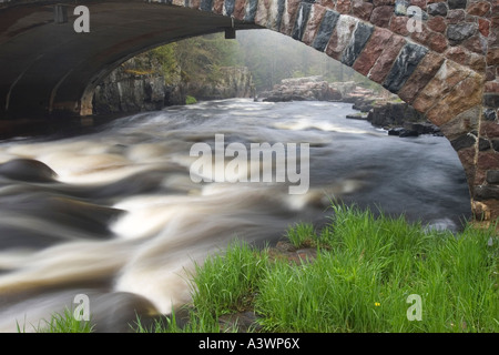 Un pont de pierre enjambe la rivière à l'Eau Claire de l'Eau Claire de Dell River County Park de Marathon County Wisconsin Banque D'Images