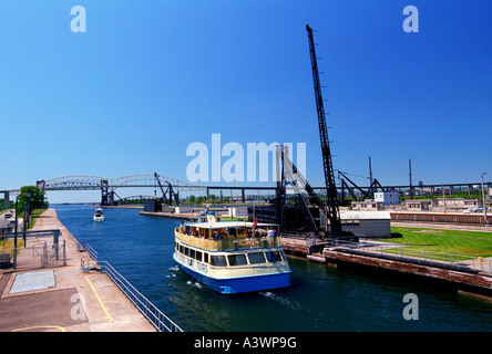 Un bateau d'EXCURSION ET UN YACHT DE SORTIR DE LA SOO LOCKS SUR LE SAINT MARYS RIVER ET DANS LE LAC SUPÉRIEUR, À SAULT STE MARIE, Michigan Banque D'Images