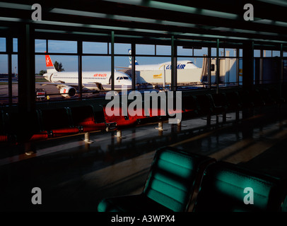 Les avions de Corsair et d'Air Malta à la porte d'attente de l'aéroport d'Orly, Paris. Banque D'Images