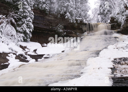 Rire Whitefish Falls dans l'hiver à l'état de rire Whitefish Falls Scenic Area près de Sundell au Michigan Banque D'Images