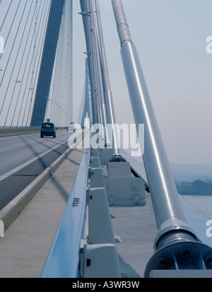 Les ancrages du câble sur le Pont du Normandie, vu à partir de l'approche nord viaduc, Rhône-Alpes, France. Banque D'Images