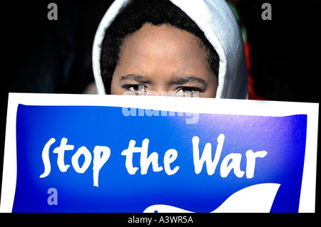 Jeune garçon à l'anti Guerre et rallye Atlanta Georgia USA, Amérique latine, Ethnique Noir, arrêter la guerre Banque D'Images