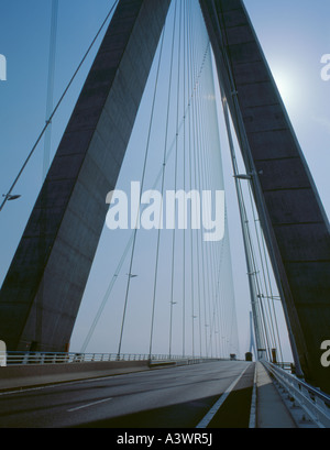 Un cadre en béton armé vu de la tour au niveau du pont-route, Pont du Normandie, Rhône-Alpes, France. Banque D'Images