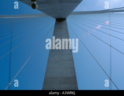 Une tour en béton armé du châssis vu de dessous de la route du niveau du pont, pont du Normandie, Rhône-Alpes, France. Banque D'Images