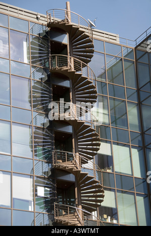 Évacuation d'urgence en spirale acier ferronnerie escalier à l'extérieur de la paroi externe de multi étages immeuble de bureau Ville de London England UK Banque D'Images