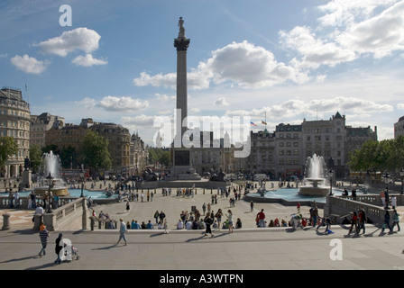 Trafalgar Square deux fontaines pleine hauteur Nelsons Column et iconic London vue en regardant vers le bas Big Ben Whitehall England UK Banque D'Images