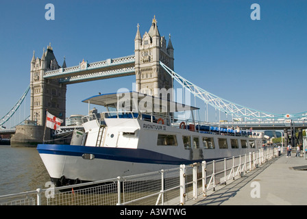 Tamise excursion en bateau le long de la jetée St Katharines avec le Tower Bridge au-delà Banque D'Images