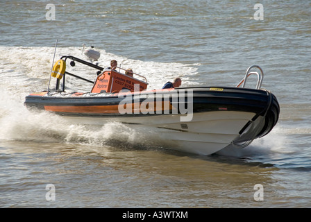 Tamise bateau de pouvoir basé sur la construction gonflable effectue des manœuvres à grande vitesse près de Canary Wharf Banque D'Images