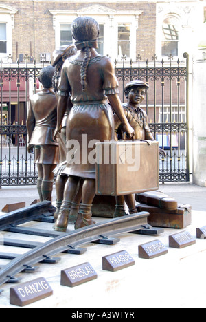 Sculpture Bronze Kindertransport memorial l'arrivée par Frank Meisler sauvetage d'enfants juifs arrivant de la gare de Liverpool Street, London England UK Banque D'Images