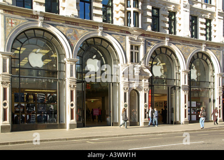 Le magasin d'ordinateur Apple dans la rue commerciale Regent Street West End Londres Angleterre Royaume-Uni Banque D'Images