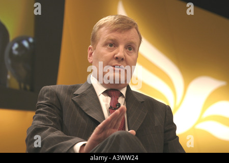 Charles Kennedy lib dem mp chef parti au congrès 2004 discours assis orating Banque D'Images