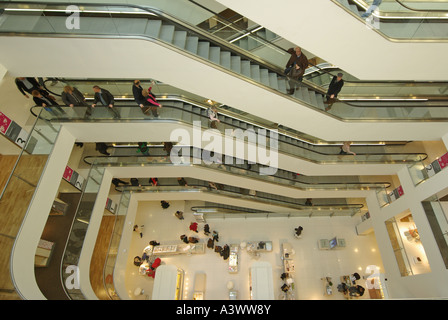 John Lewis Oxford Street department store commerce de détail shoppers en vue de l'intérieur de l'hall d'indexation à partir du haut-de-chaussée à la recherche jusqu'à rez-de-chaussée Banque D'Images