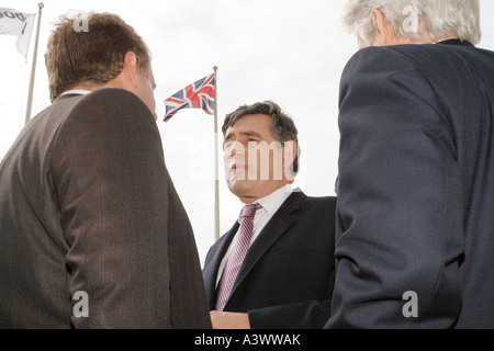 2005 Congrès du parti travailliste Gordon Brown parle de Brighton à des collègues Banque D'Images