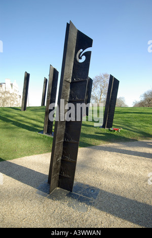 Hyde Park corner certaines des sculptures en bronze formant la Nouvelle Zélande War Memorial 'Southern' Stand près de l'Édifice Wellington Arch London England UK Banque D'Images