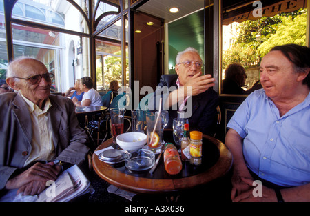 Les personnes âgées assis au café Napoléon à Ajaccio Corse France Banque D'Images