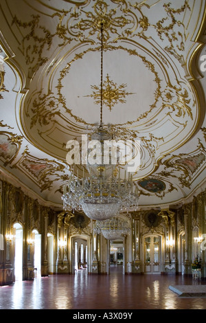 Salle du Trône (Sala do Trono) dans le Palais de Queluz (Portugal). Anciennement utilisé comme résidence d'été par la famille royale portugaise. Banque D'Images