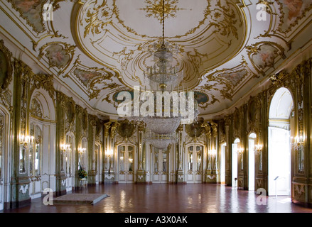 Salle du Trône (Sala do Trono) dans le Palais de Queluz (Portugal). Anciennement utilisé comme résidence d'été par la famille royale portugaise. Banque D'Images