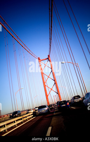 Pont 25 de Abril à Lisbonne, Portugal. Un double pont suspendu le pont du Golden Gate et construit par la même société. Banque D'Images