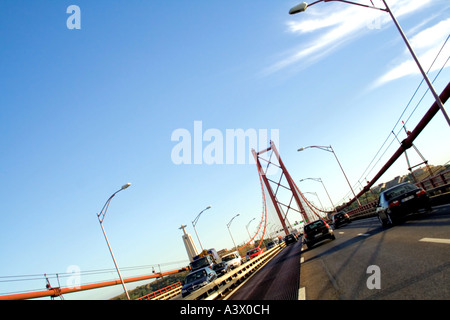 Pont 25 de Abril à Lisbonne, Portugal. Un double pont suspendu le pont du Golden Gate et construit par la même société. Banque D'Images