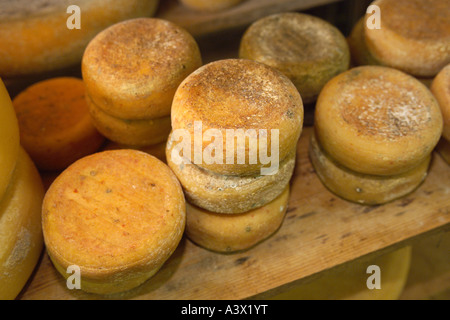 La fabrication du fromage industriel rayonnage Commercial avec le vieillissement du fromage. Banque D'Images