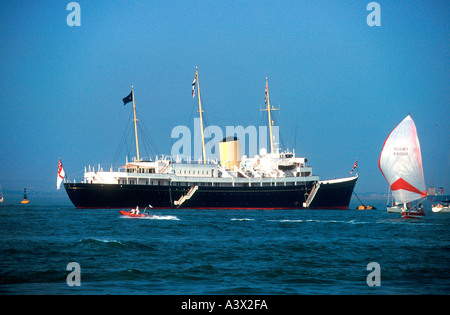 Royal Yacht Britannia à l'ancre au large de Cowes pendant la fin de semaine des courses à l'île de Wight, Royaume-Uni Banque D'Images