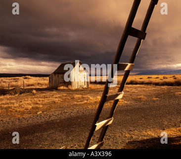 Dépendance et remonte avec les nuages de tempête Summer Lake State Wildlife Refuge Oregon Banque D'Images