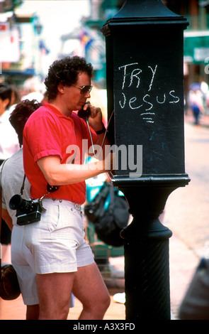 L'homme des appels de téléphone de la rue fort avec slogan religieux New Orleans Louisiane USA Banque D'Images