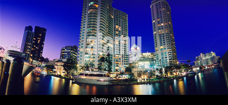 Le long de la New River, au centre-ville de Fort Lauderdale, Floride, au crépuscule Banque D'Images