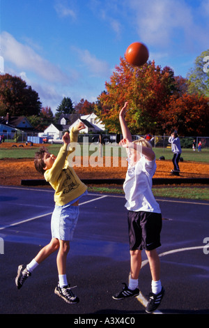 5e année garçons jouant au basket-ball sur l'aire de l'Oregon Banque D'Images
