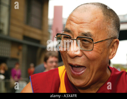 Sa Sainteté le 14e Dali Lama du Tibet lors d'un bain de foule sur sa dernière visite à Edimbourg Banque D'Images