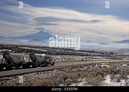 'Camion sur l'autoroute Interstate '5', 't' après tempête de Shasta, Californie, USA' Banque D'Images