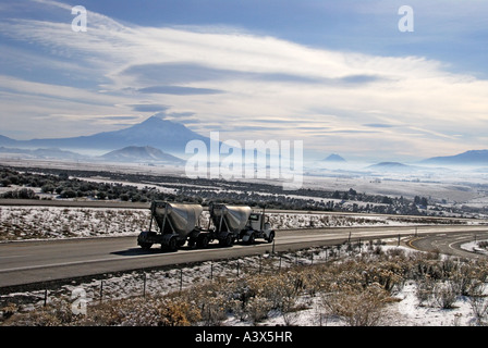 'Camion sur l'autoroute Interstate '5', 't' après tempête de Shasta, Californie, USA' Banque D'Images