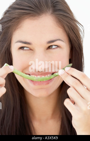 Une jeune femme de manger les asperges close up Banque D'Images