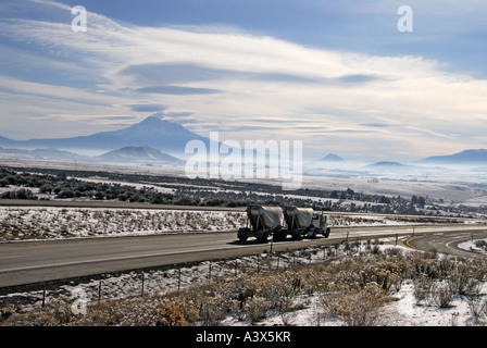 'Camion sur l'autoroute Interstate '5', 't' de Shasta, Californie après tempête' Banque D'Images