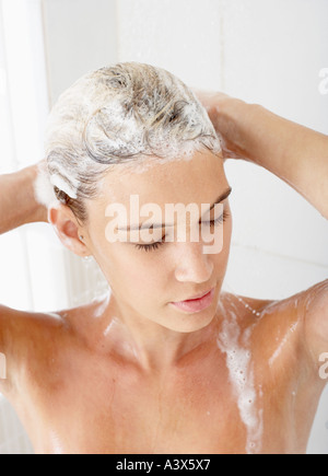 Jeune femme ses cheveux Shampooing Banque D'Images