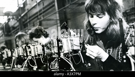 Géographie/voyages, Allemagne, RDA, industrie, production de téléviseurs Stassfurt K 67, VEB Stern-radio, Stassfurt, Magdeburg district, 1967, femme à souder, ouvrier, usine, télévision, Stern radio, Allemagne de l'est, Allemagne, XXe siècle, historique, femme, femme, femme, peuple, années 60, Banque D'Images
