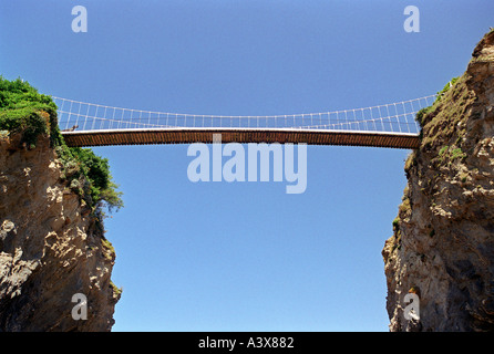 Le pont qui relie l'île à la terre ferme à plage de Towan à Newquay en Cornouailles Angleterre UK Banque D'Images