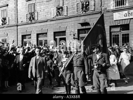 Géographie/voyage, Autriche, période d'après-guerre, anciens soldats qui rentraient de la captivité soviétique, Wiener Neustadt, fin des années 1940, soldats, Wehrmacht, drapeau, Basse-Autriche, zone d'Occupation soviétique, XXe siècle, Banque D'Images