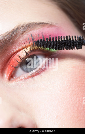 Close up of a woman applying mascara Banque D'Images