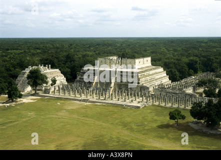 Géographie / Voyage, Mexique, Chichen Itza, Maya ville, fondée au 5ème siècle AD, étendu dans le style Puuc 7ème - 10ème siècle AD, peuplée par Toltecs, templo du guerrier, sur la gauche: Tombe du grand prêtre, architecture, Amérique, Mayas, religion, colonnes, escalier, bâtiment, pas, UNESCO, site du patrimoine mondial, Yucatan, Amérique, Amérique centrale, indiens latino-américains, historique, ancien, ancien, cinquième, septième, dixième, amérique latine, XXe siècle, Banque D'Images