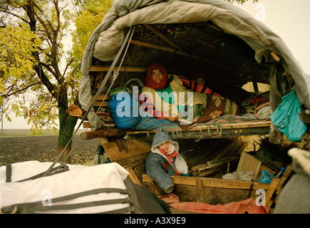 Famille dans une roulotte traditionnelle intérieur, Roumanie Banque D'Images