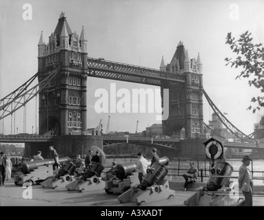 Géographie / voyages, Grande-Bretagne, Londres, ponts, Tower Bridge avec canons et touristes, années 1950, Banque D'Images