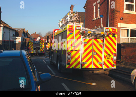 Staffordshire de pompiers sur les lieux d'un incendie de l'entrepôt Banque D'Images