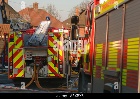 Les camions de pompiers sur les lieux d'un incendie de l'entrepôt Banque D'Images