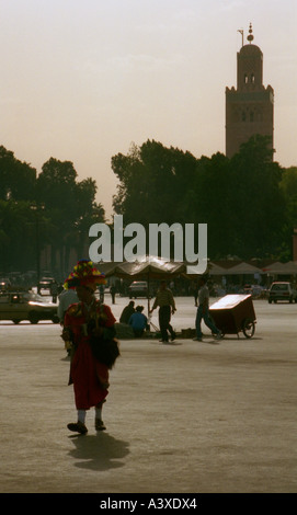 Vue d'un vendeur d'eau et Mosquée Mouassine sur place Djemaa el-Fna, Marrakech, Maroc Banque D'Images