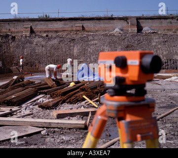 Fixateurs de l'acier d'armature en acier doux de positionnement sur un site de construction, Northumberland, England, UK. Banque D'Images