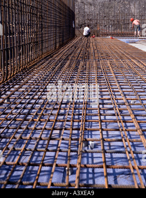 Fixateurs de l'acier d'armature en acier de positionnement sur un site de construction, Northumberland, England, UK. Banque D'Images