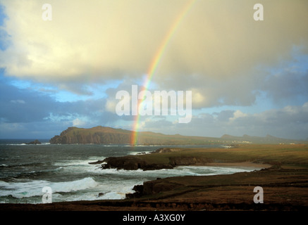 Avant météo aux couleurs arc-en-ciel colorés/couper à travers une pointe sur la côte atlantique de l'Irlande Banque D'Images